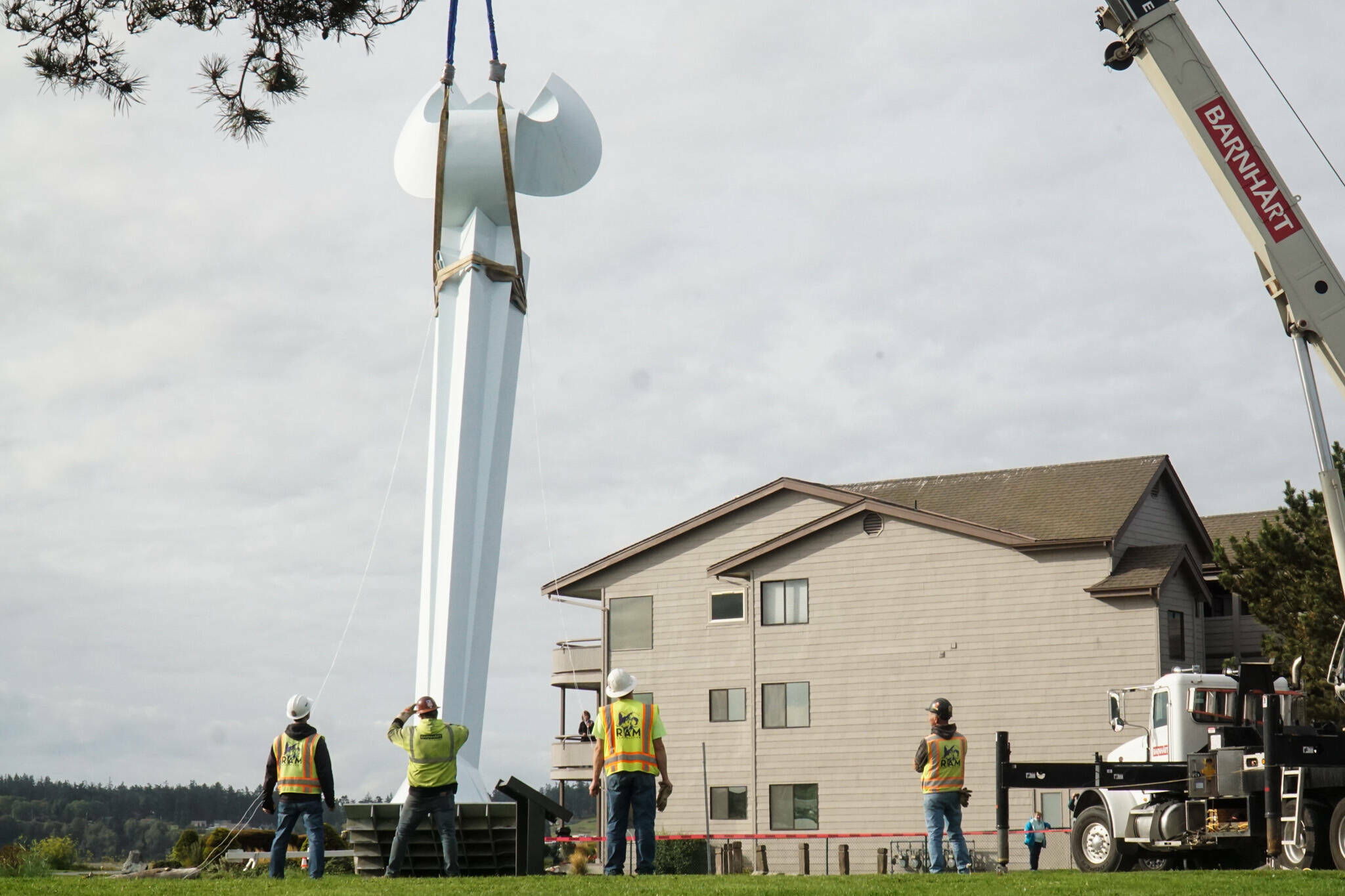 (Photo by Sam Fletcher)
Ram Construction staff hoist the horizontal Angel De Creatividad sculpture upright.