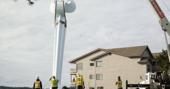 Ram Construction staff hoist the horizontal Angel De Creatividad sculpture upright. (Photo by Sam Fletcher)