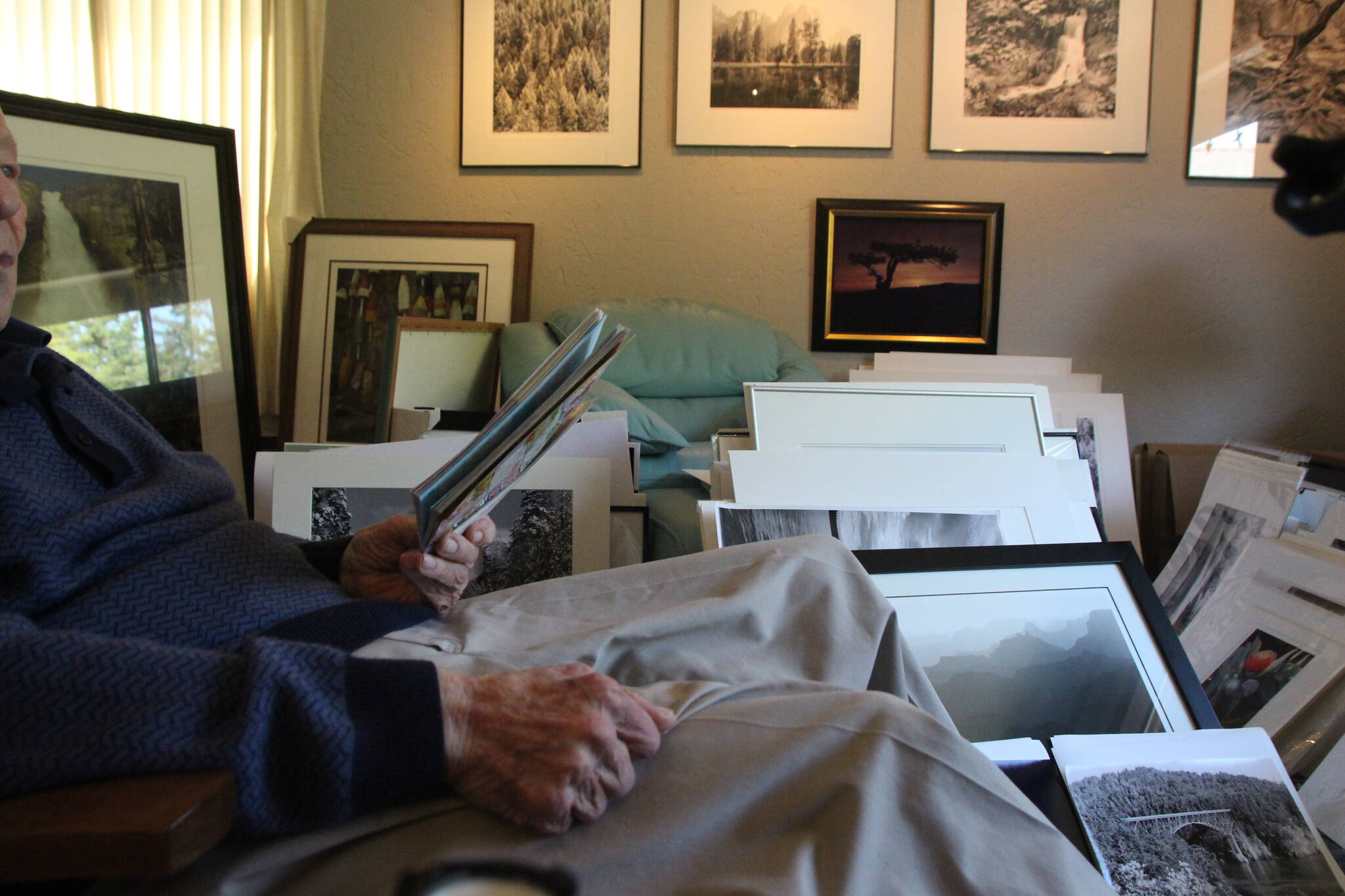 Photo by Marina Blatt
Schumm talks about his black and white phtoography in his living room.
